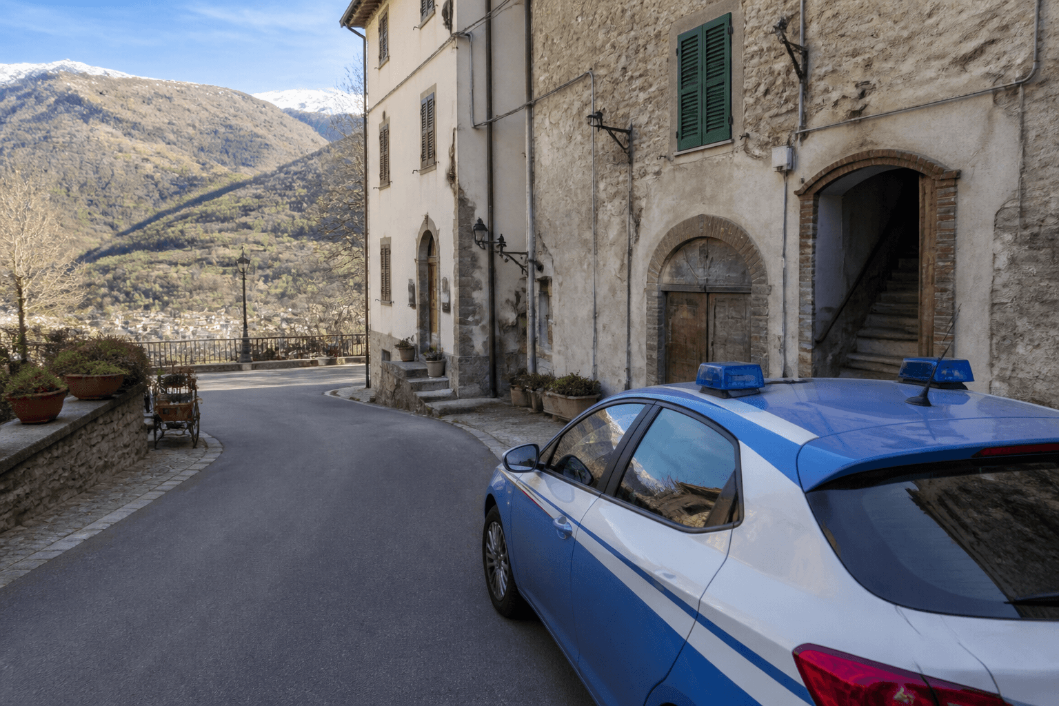 Evade due volte in un giorno dai domiciliari: arrestato